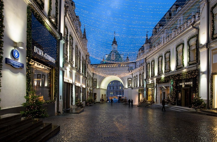 Фотосессия на московской улице — сталинская архитектура