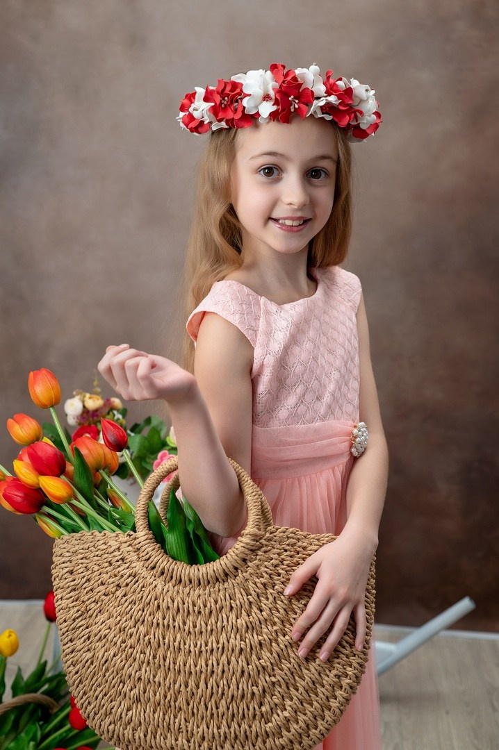 Симпатичная девочка позирует для фото на выпускной альбом для детского сада.
