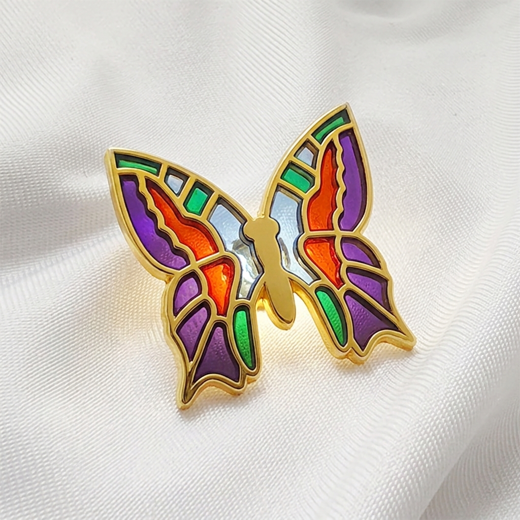 Значок в виде бабочки литьём с имитацией витража на крыльях