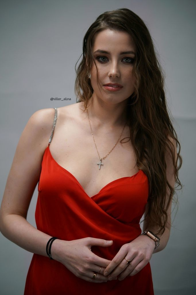 макияж  и прическа  под  красное платье с глубоким декольте  