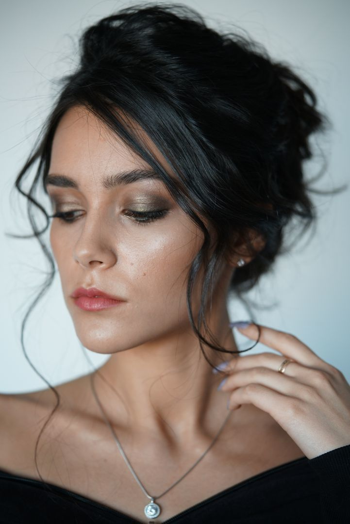 Макияж для карих глаз и романтичный средний пучок