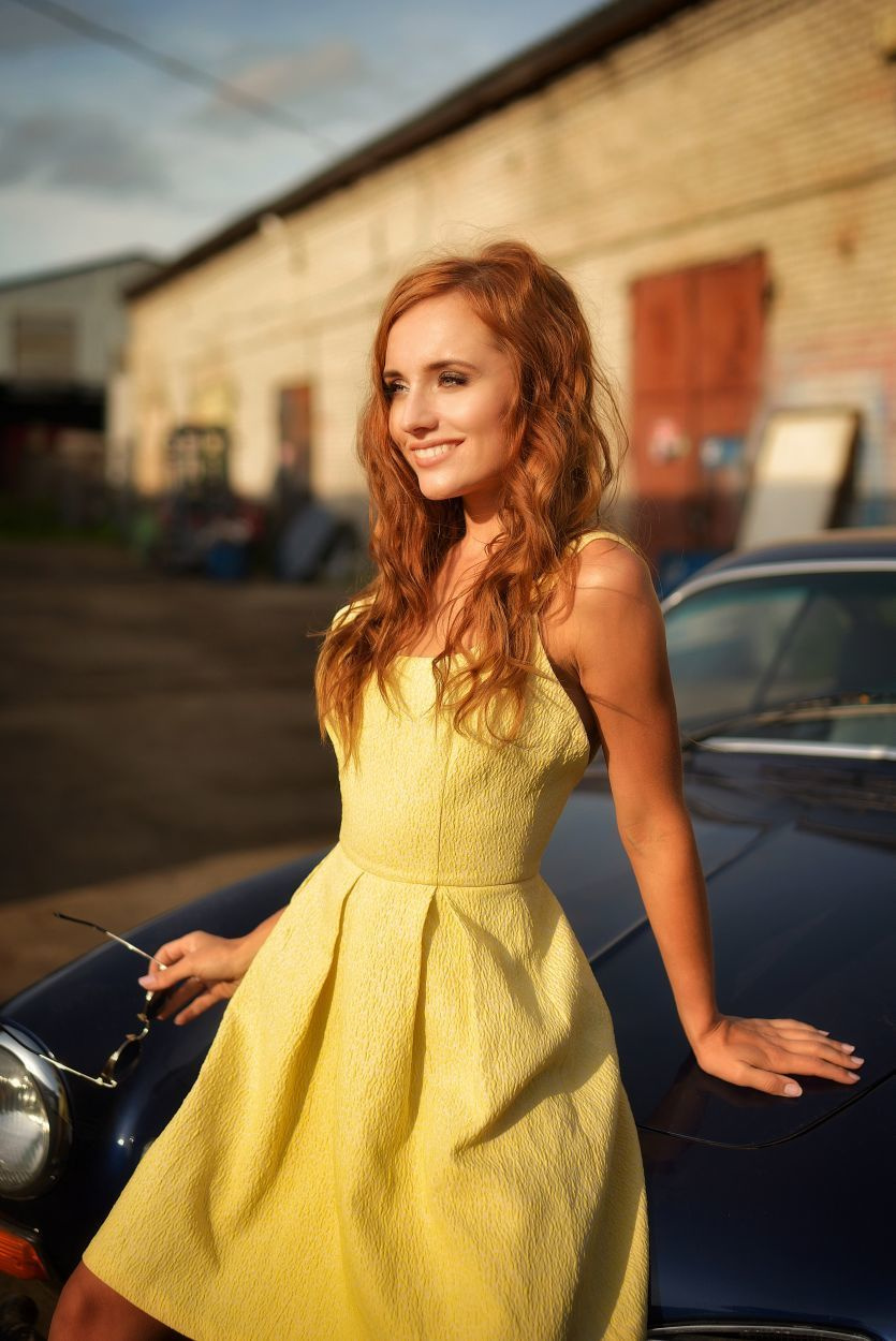 девушка в желтом платье укладка и макияж для желтого платья