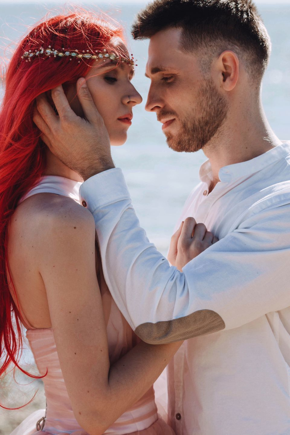 свадебный образ невесты с рыжими волосами для свадьбы на природе или на для свадьбы на заливе