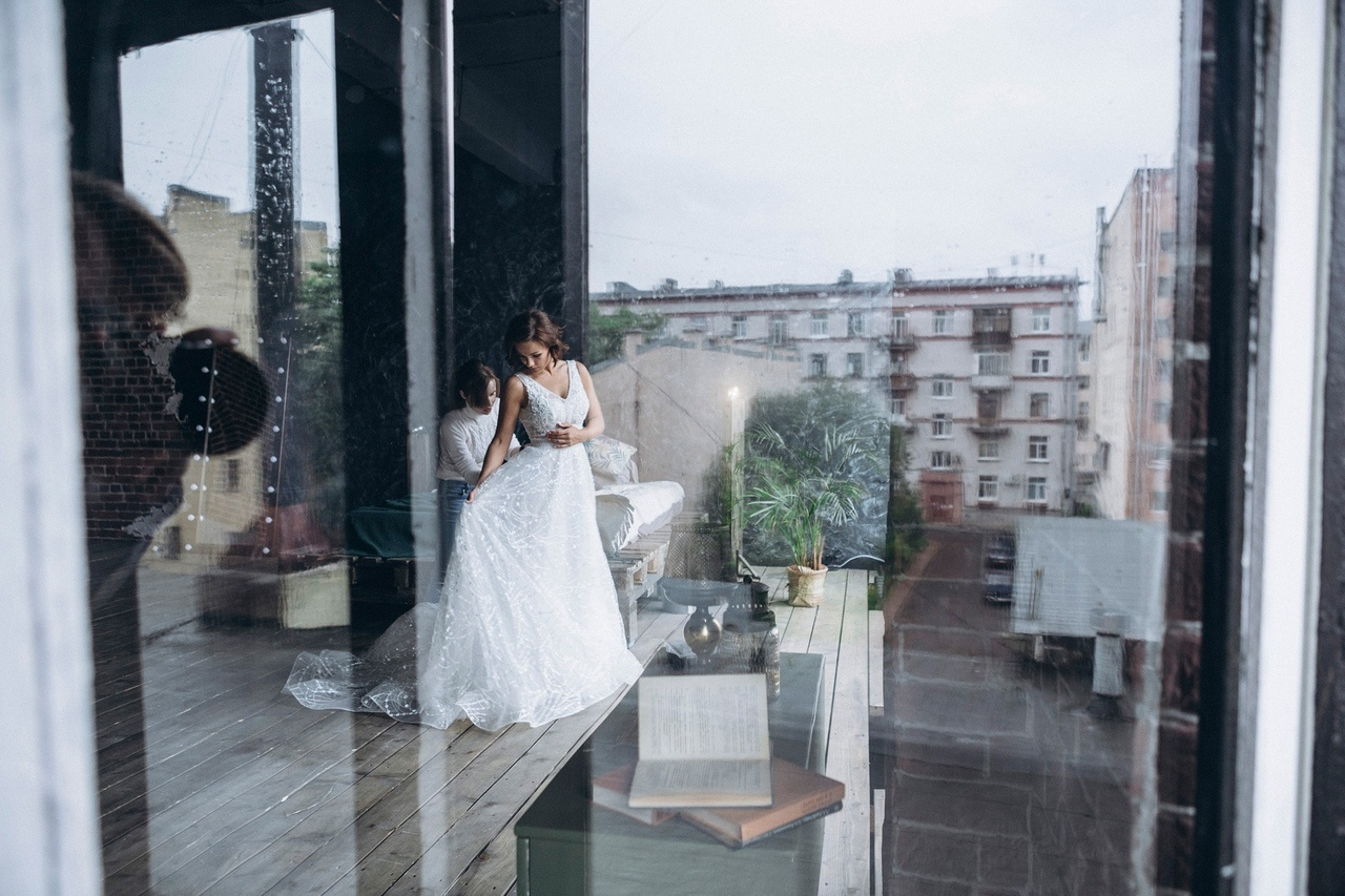 визажист помогает с платьем невесты выезд по спб бесплатный