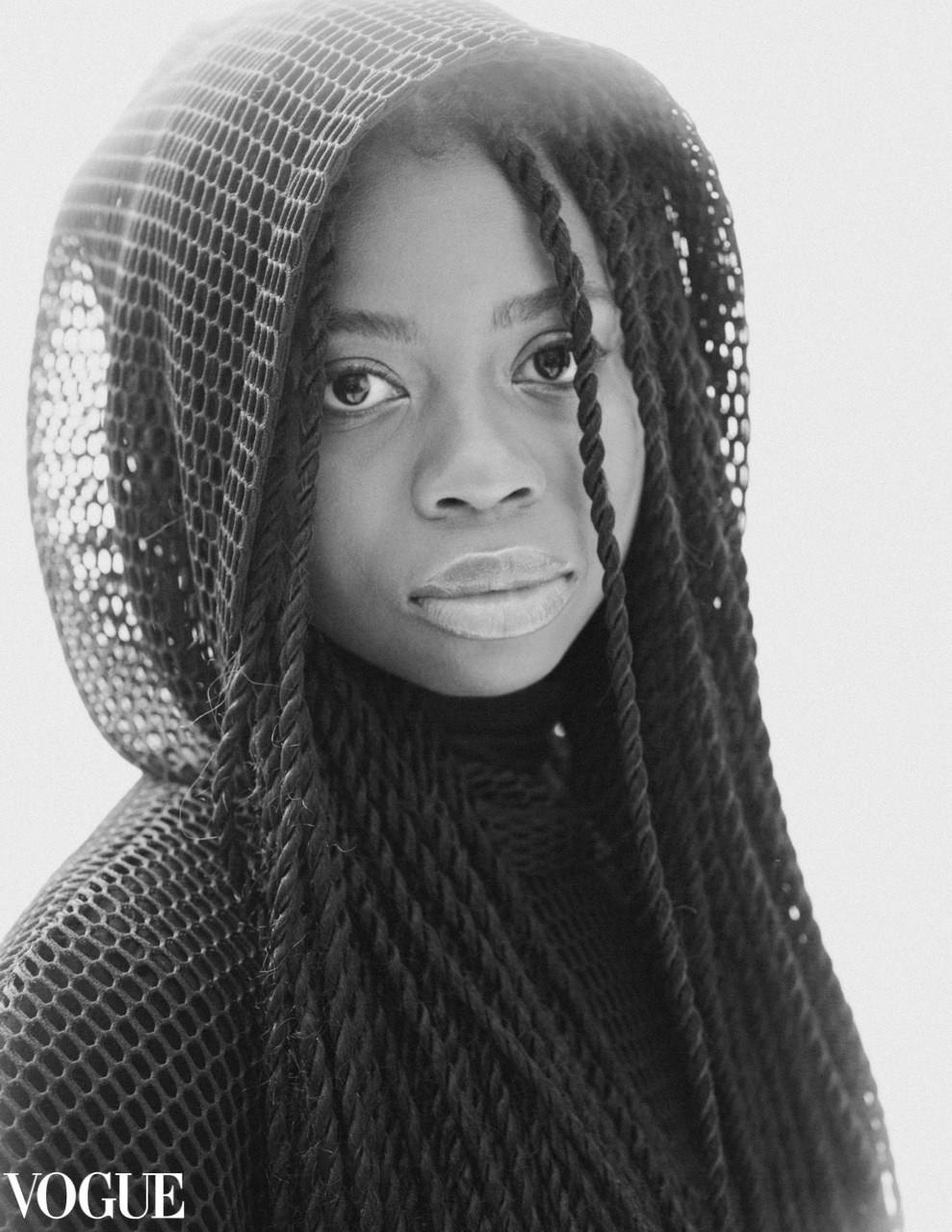 Портрет темнокожей девушки в черном капюшоне из сетки, публикация в Vogue. 