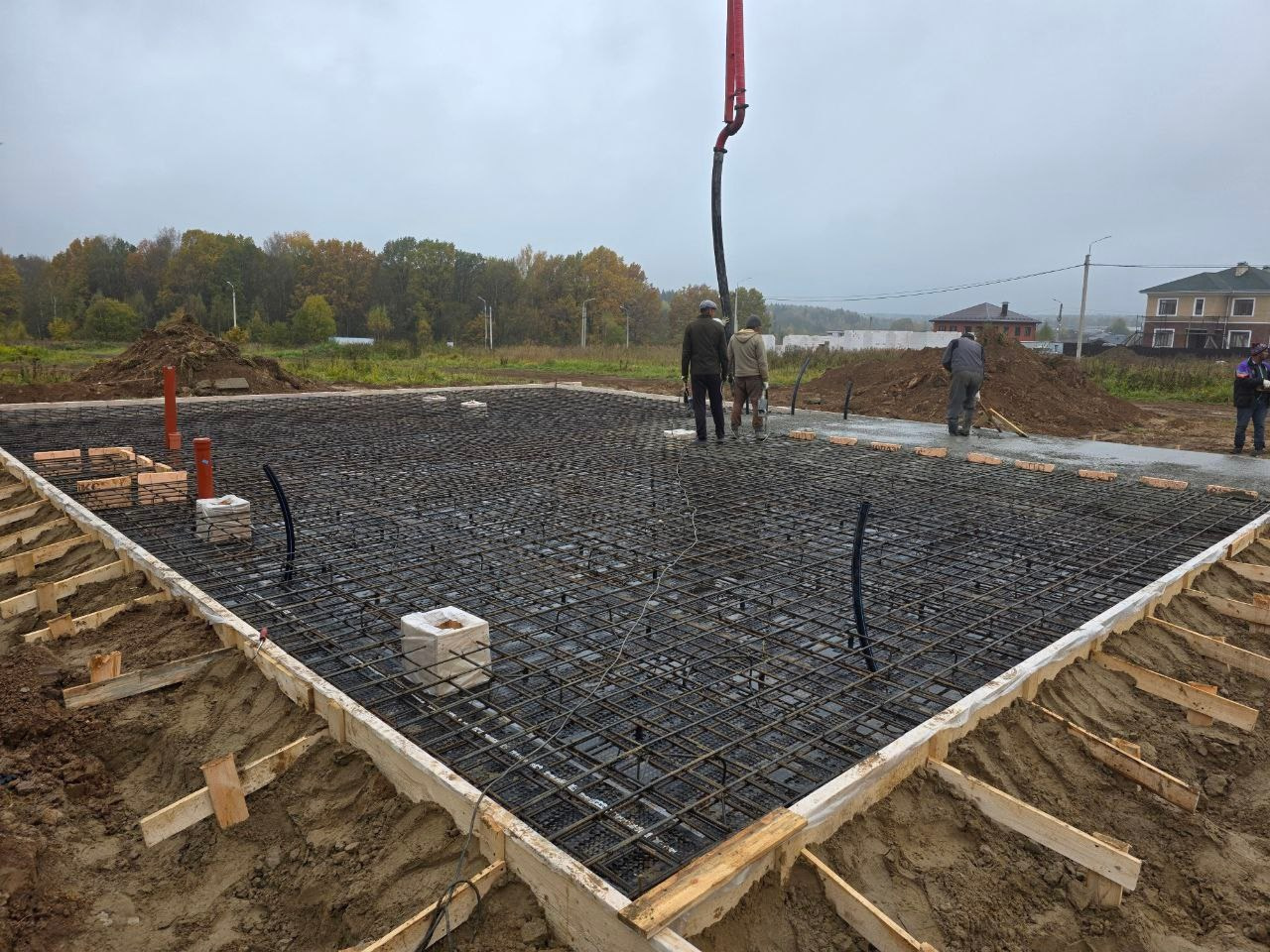 Заливка плиты бетоном