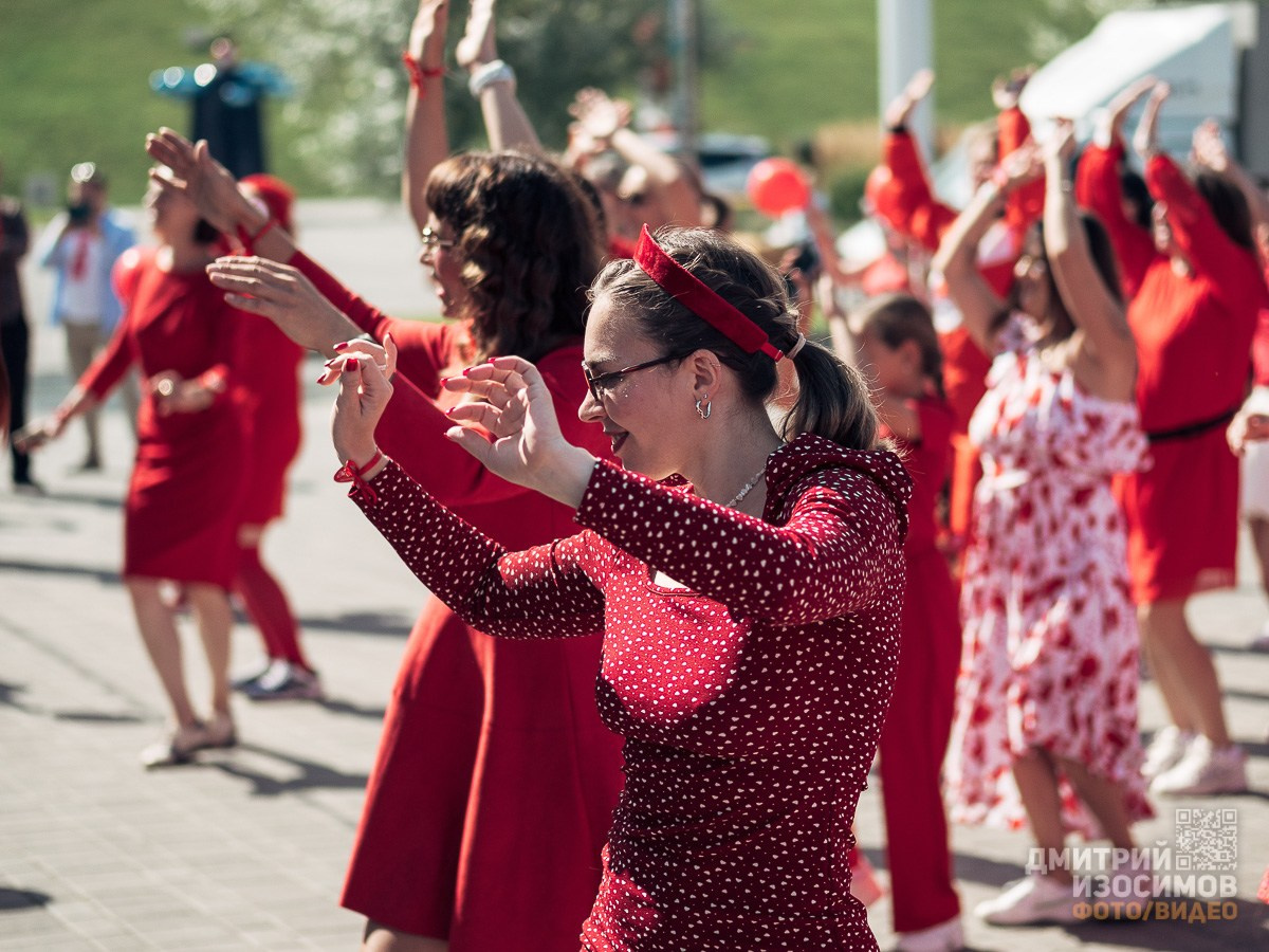 Забег в красных платьях