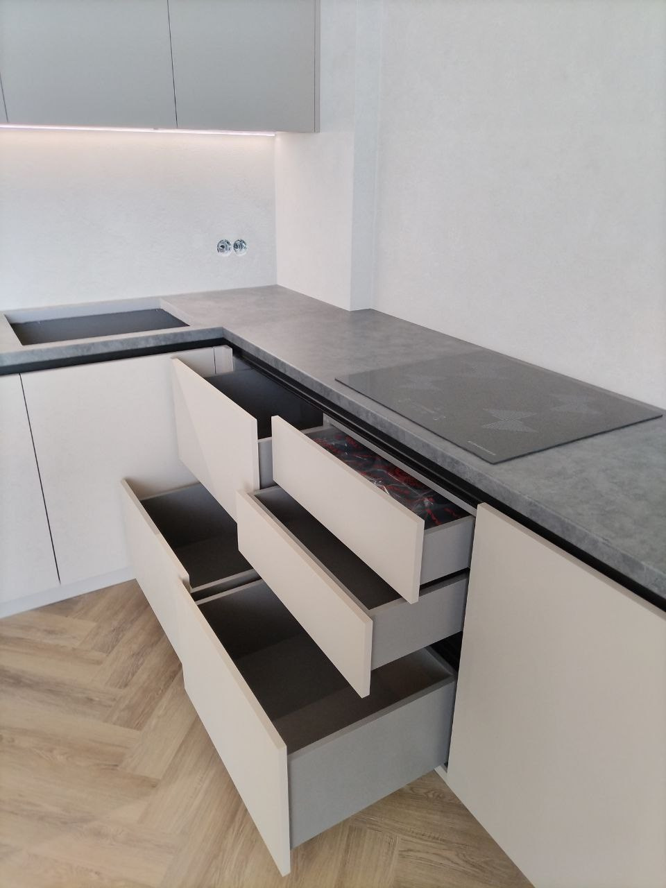 Фото с монтажа |Мебель на заказа: кухни, шкафы и т.д. в Томске. ГУДРУМ — Мебель на заказ в Томске | Кухни | Шкафы | Стулья и Столы