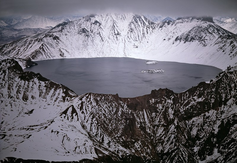 Кратерное озеро вулкана Хангар