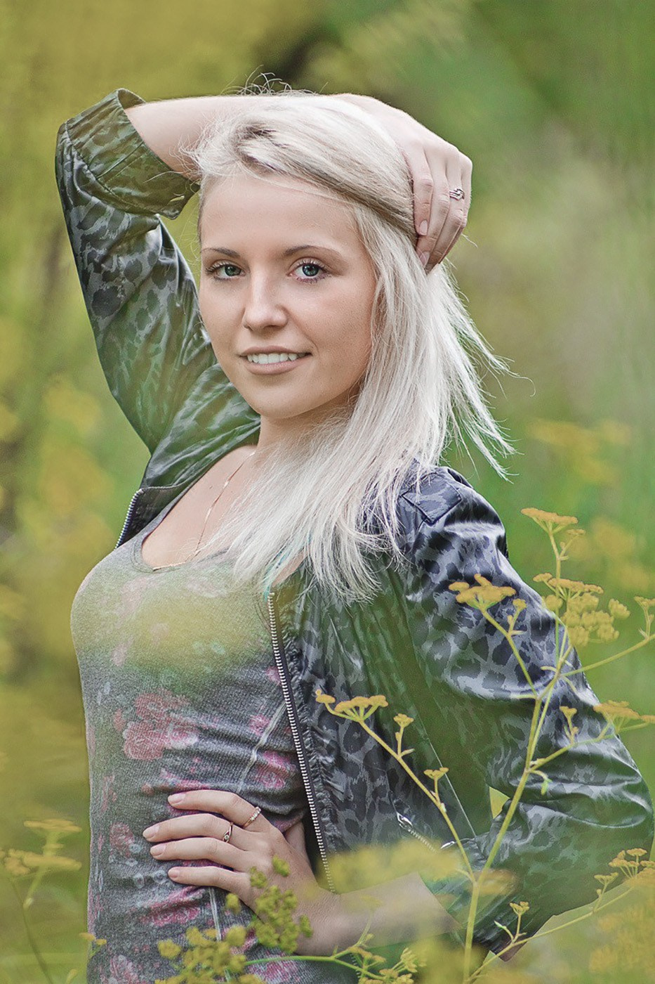 женская фотосессия Красноярск фото для девушки фотограф Красноярск фотосессия для сайта знакомств Красноярск фото для социальной сети заказать цена стоимость фотосессии в Красноярске пример фото идея место позы для фотосессии девушки в Красноярске фотосессия ИИ фотосессиия нейросеть промт для фотосессии фотосессия фото для социальной сети визажист причёска и макияж Красноярск парк Сады мечты Татышев фотостудия Красноярск бизнес портрет