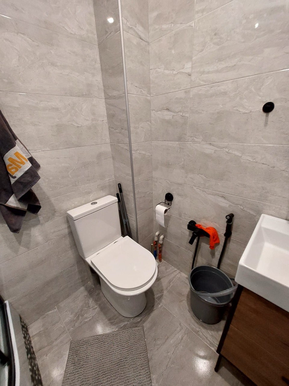Ванная комната с раздельным гостевым санузлом (ул. А. Камалеева д. 16). Ремонт санузла, туалета, ванной под ключ в Казани. Укладка плитки
