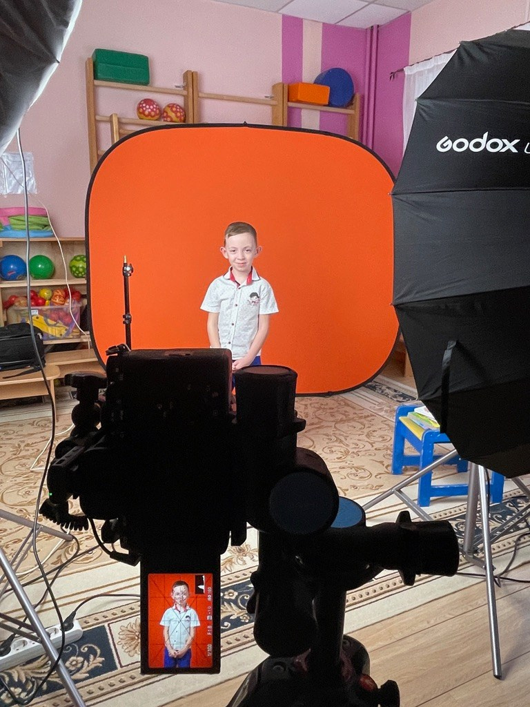 Процесс фотосъёмки детей в детском саду. Портрет