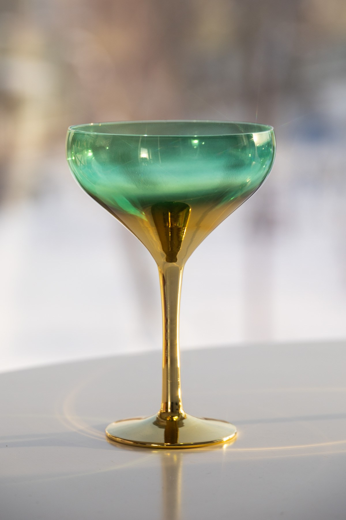Зеленый бокал с позолоченной ножкой | Фото для каталога посуды