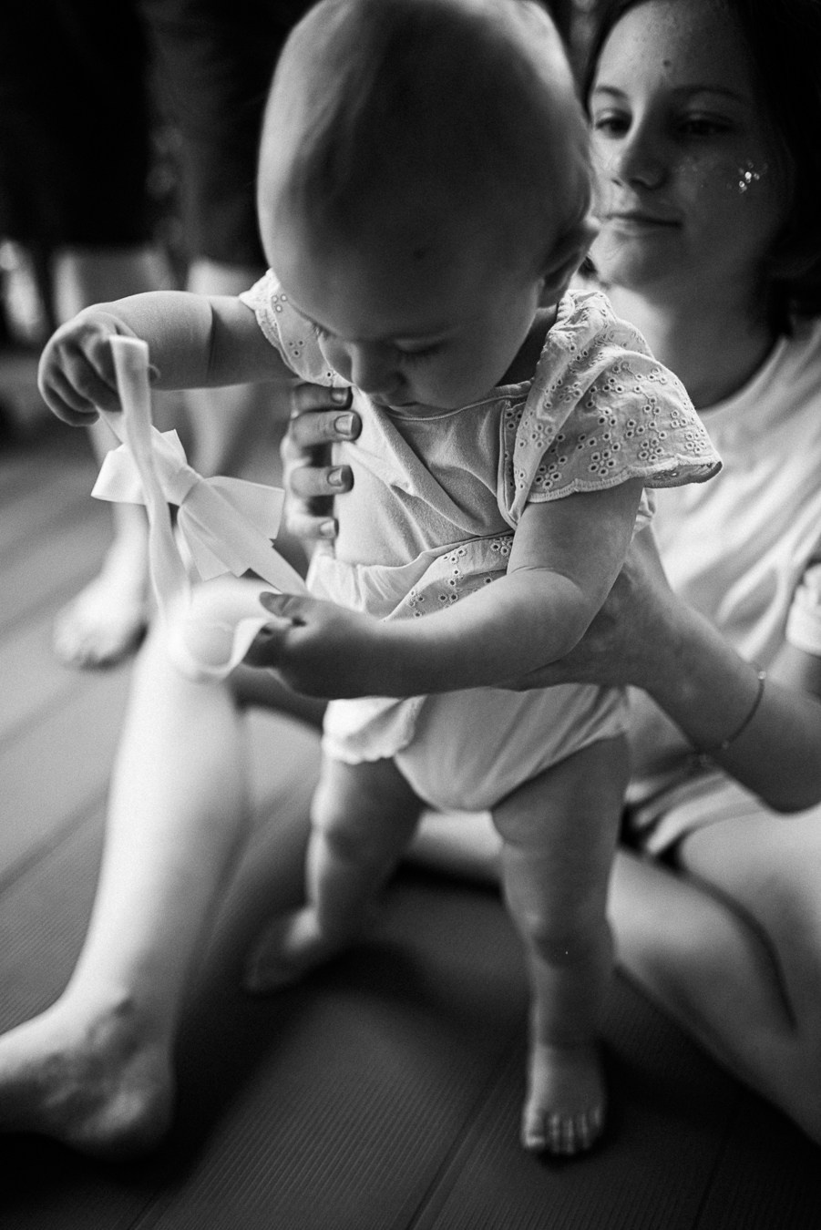 Коля, Ксюша, Саша, Андрей, Кира и бабушки | на даче