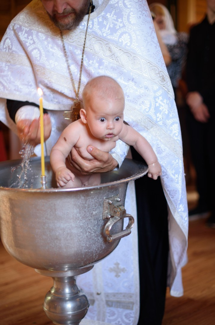 Фотографии момента погружения в купель (Таинство крещения). Moscow_CPC