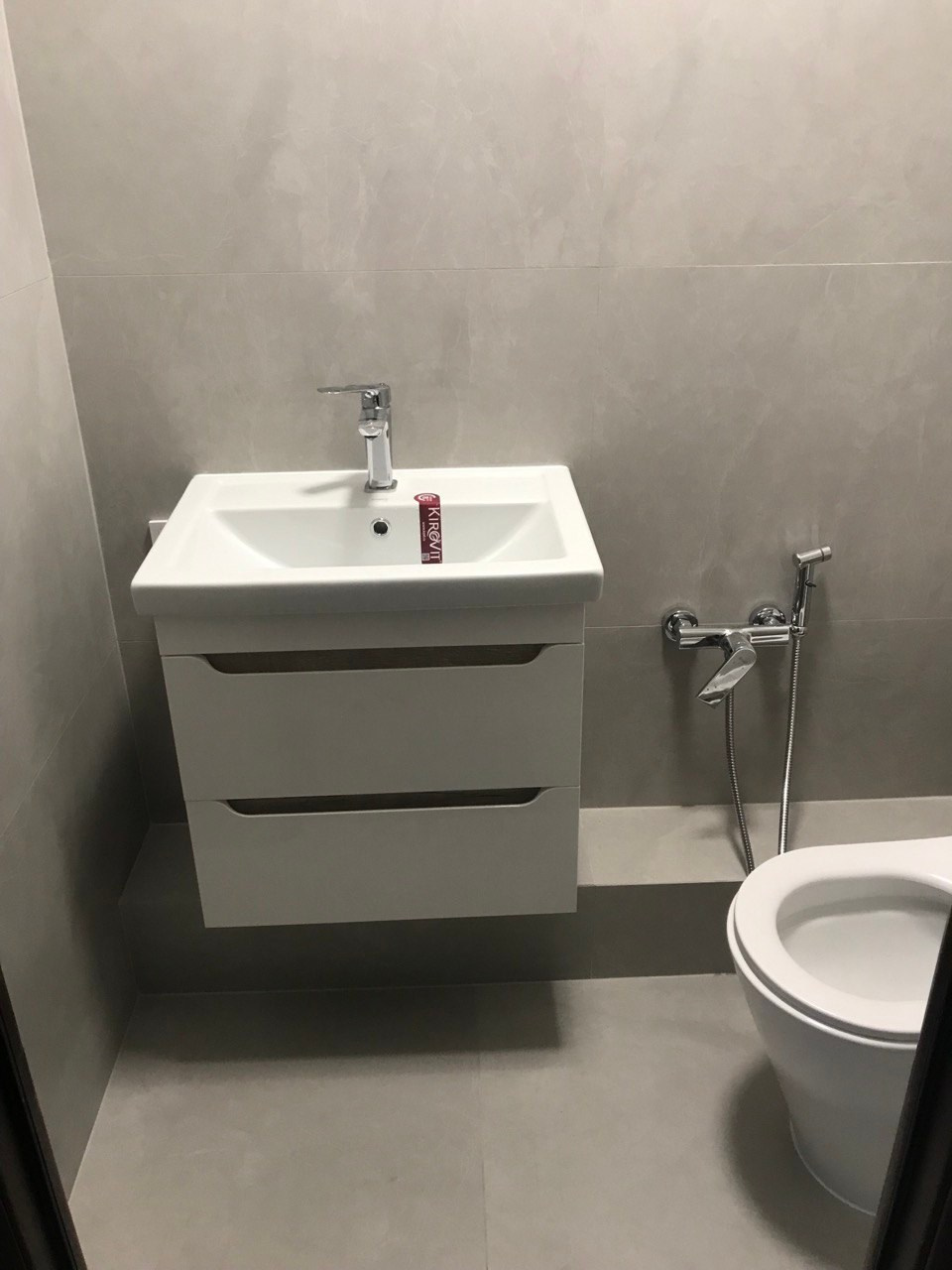 Туалет в офисном помещении (ул. Лево-Булачная д. 24/20). Ремонт санузла, туалета, ванной под ключ в Казани. Укладка плитки