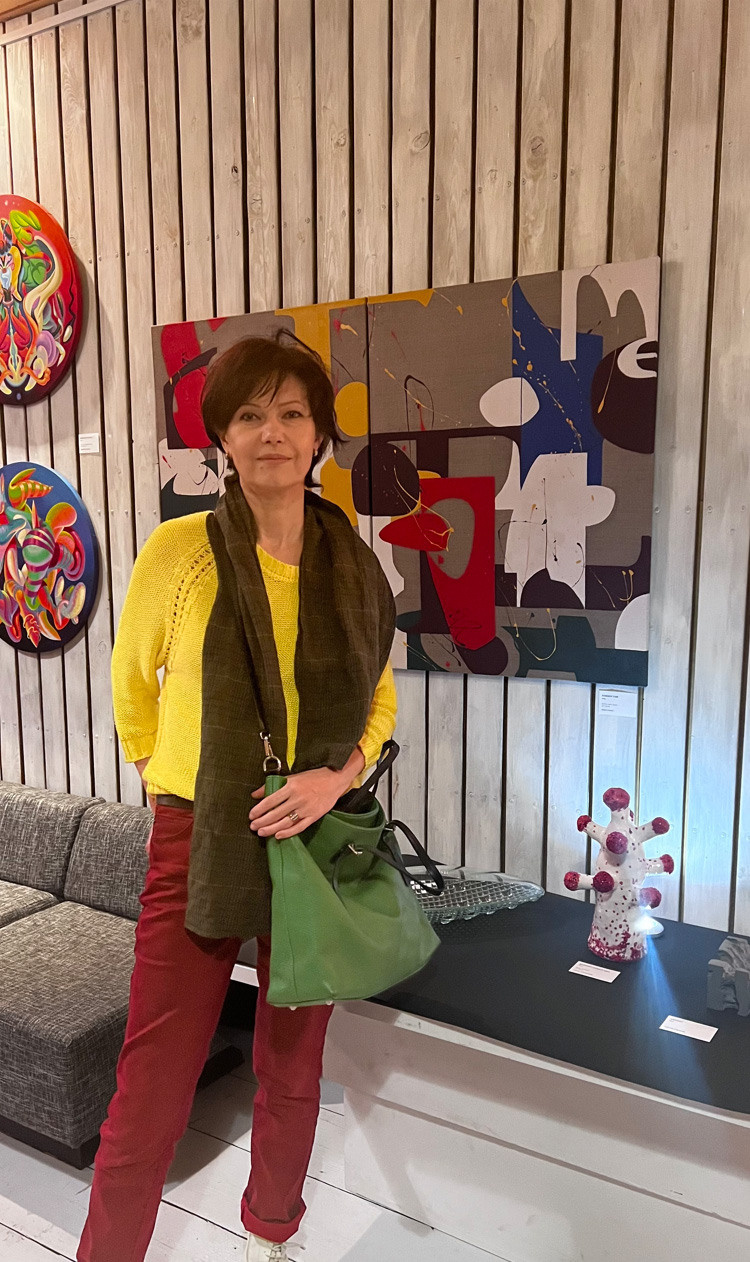 Фото. Художник-абстракционист Ольга Рикун. Москва