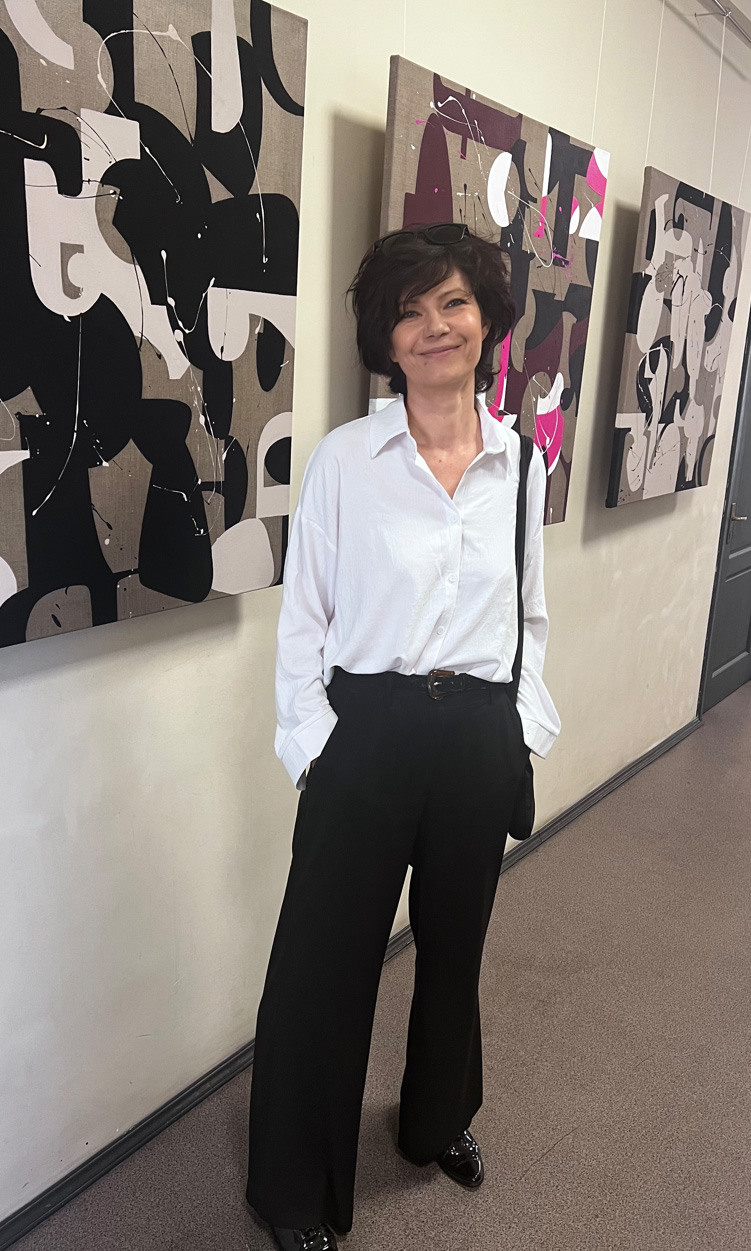 Фото. Художник-абстракционист Ольга Рикун. Москва