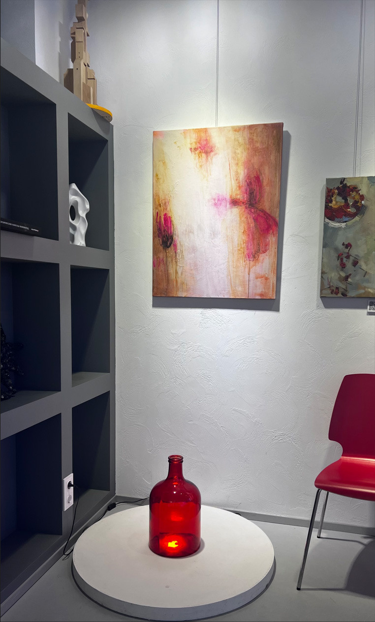 Фото. Художник-абстракционист Ольга Рикун. Москва