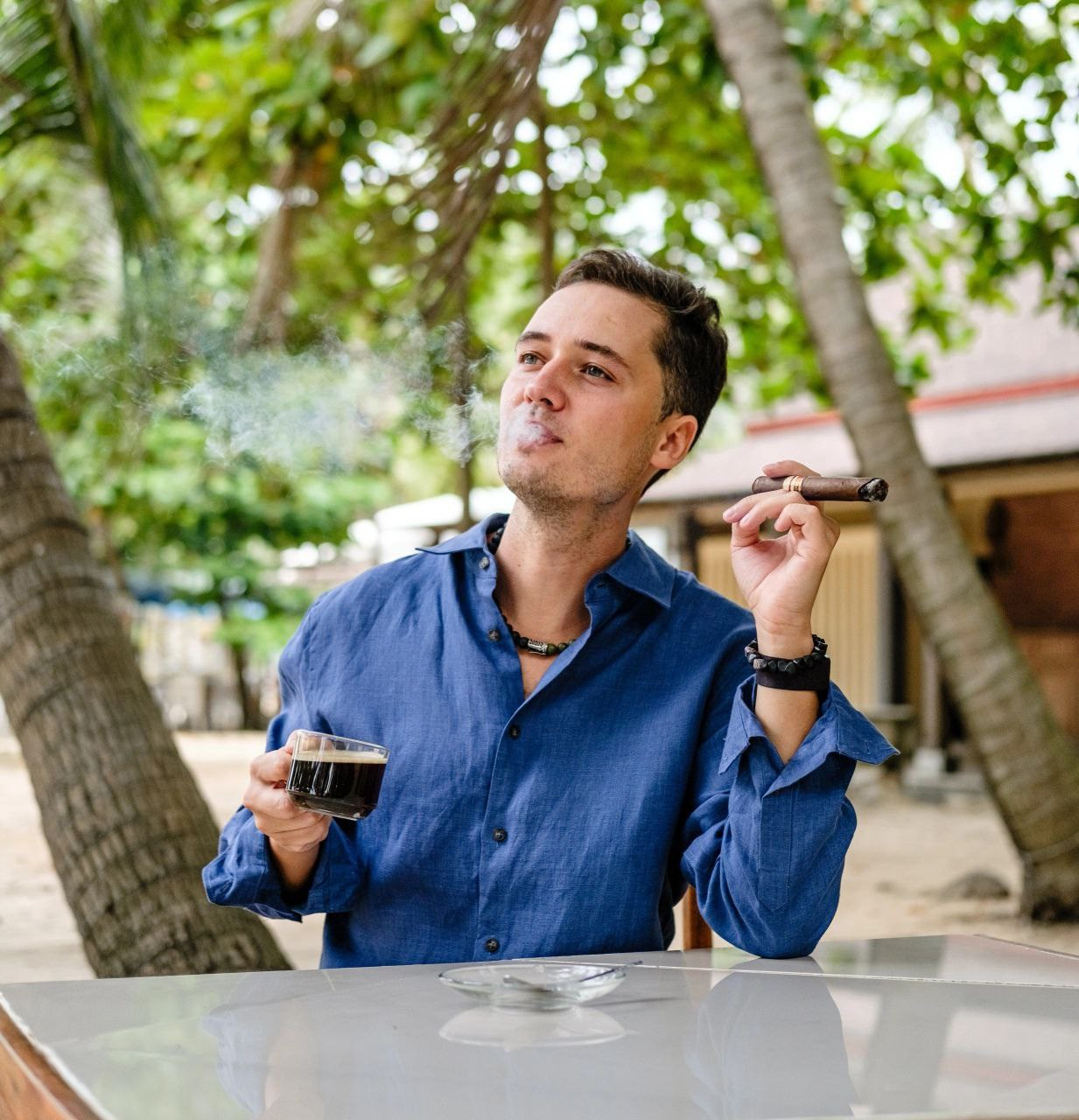 Мужская фотосессия Пхукет фотограф брутальная мужественная пляж Ката Карон Найхар Сурин Панва Майкао Бонгтаю идея место образ позы пример фото  заказать цена стоимость описание забронировать бизнес портрет кофе сигара курит