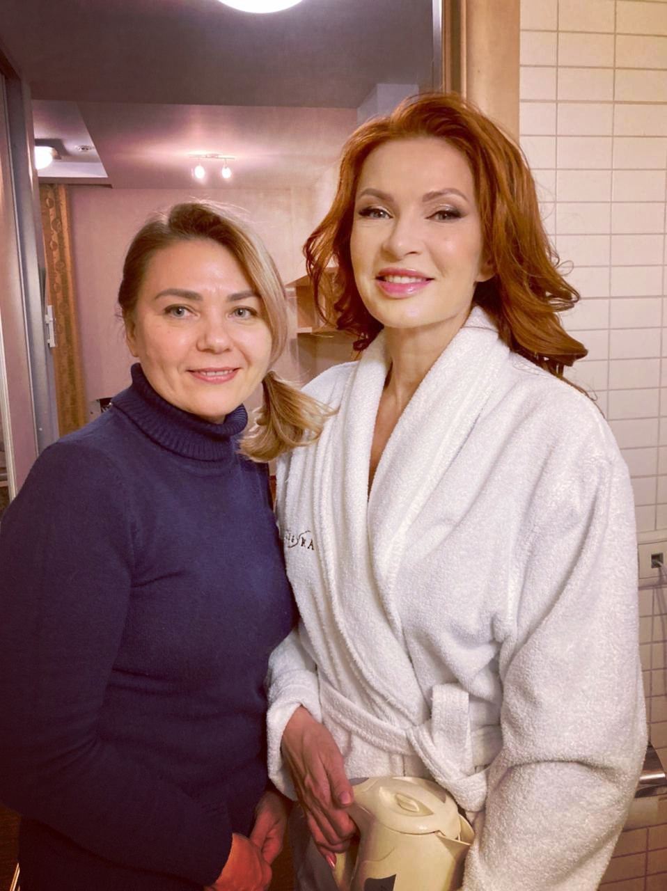 Эвелина Бледенс с бьюти мастером Соколов ой Ольгой olgadz.ru