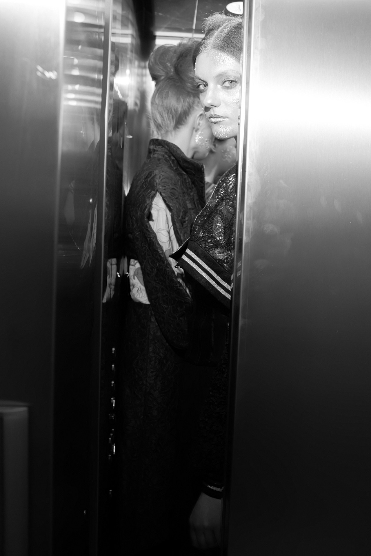 Сзади. SpbFW 2023. Репортажный и студийный фотограф в Санкт-Петербурге Марк Скворцов