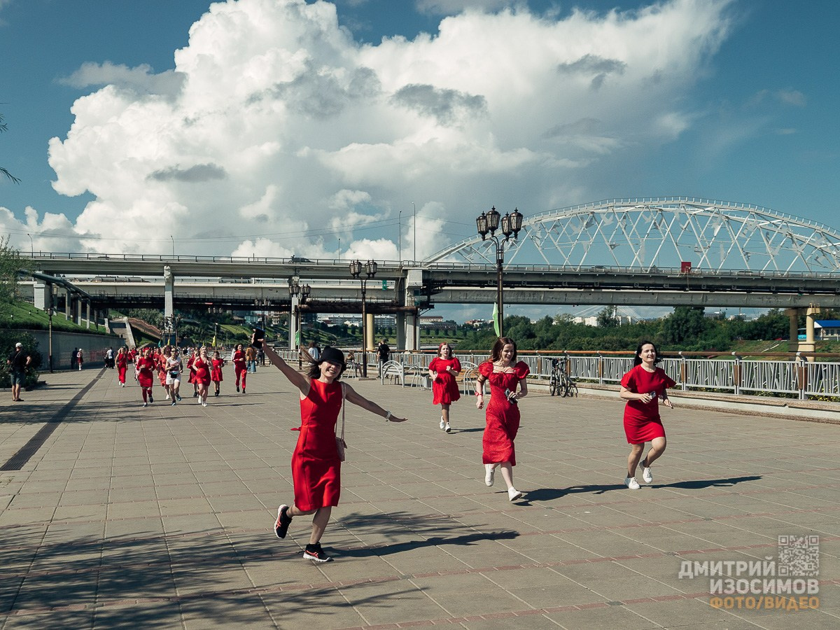 Забег в красных платьях
