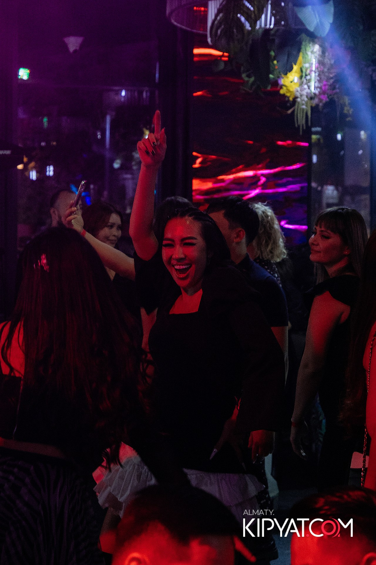 FRIENDS BAR & TERRACE. КИПЯТКОМ АЛМАТЫ!