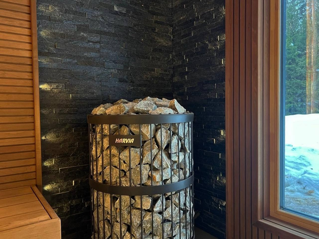 Сауна в Истре из ольхи разного профиля и разной степени термообработки. Огромное панорамное окно и 16.5 кВт энергии, преобразованной в пар!. SaunaTopMasters