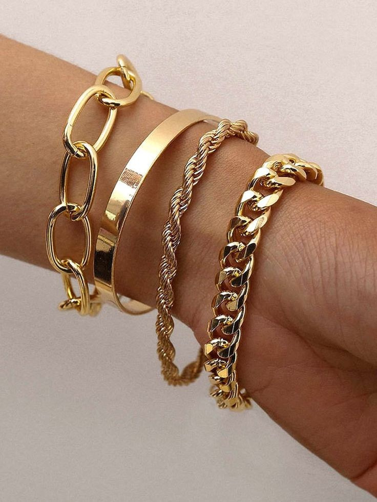 Предметная съемка бижутерии на фоне с мягкими тенями, создавая ощущение глубины