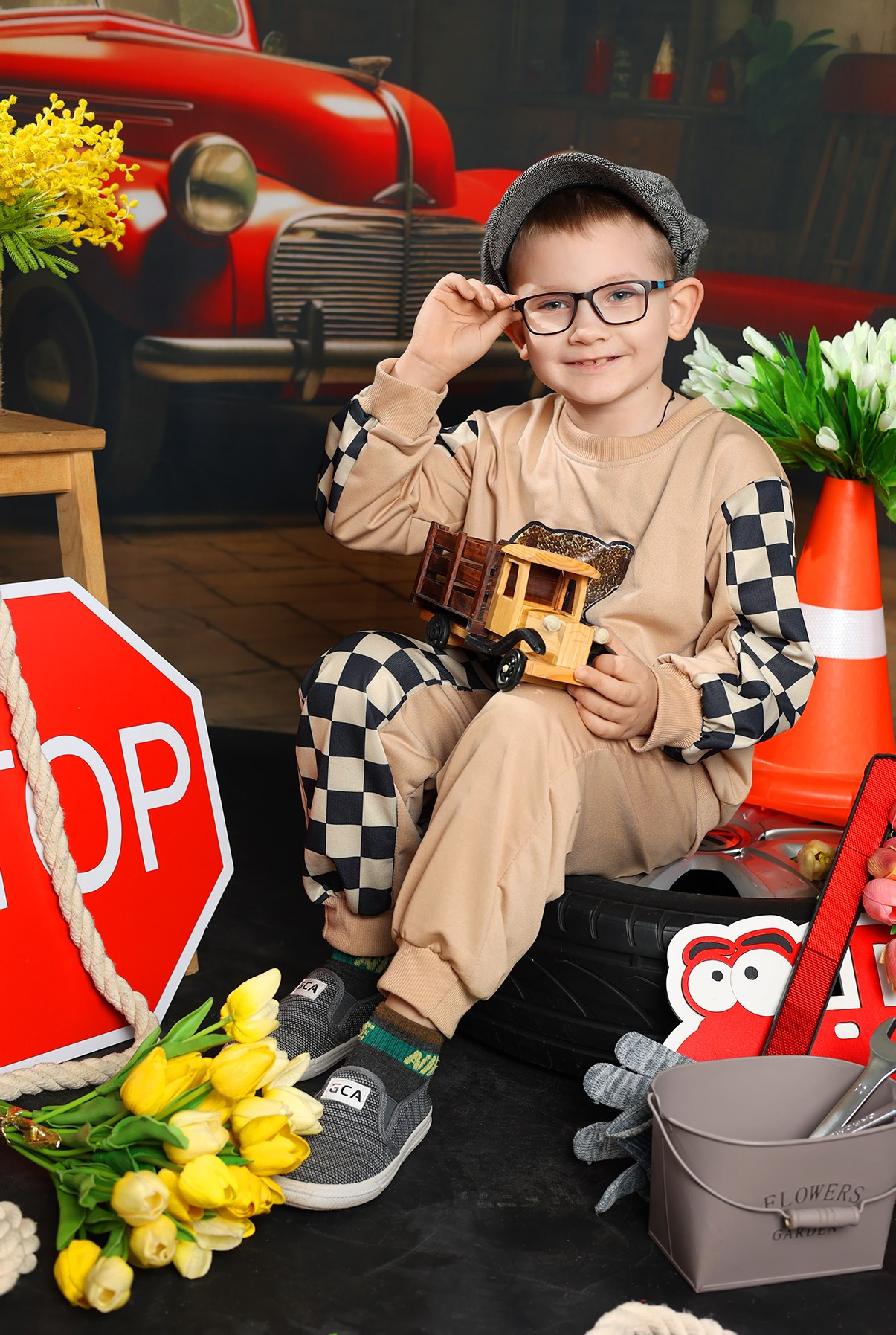 Гараж. Выпускные альбомы в Иваново в детский сад и школу. Александр и Светлана Янкины