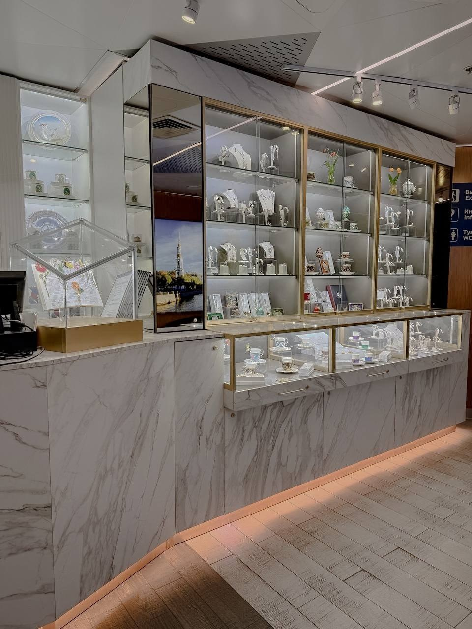 Ювелирная стойка Бизнес зал, аэропорт Пулково, СПБ. Davvero