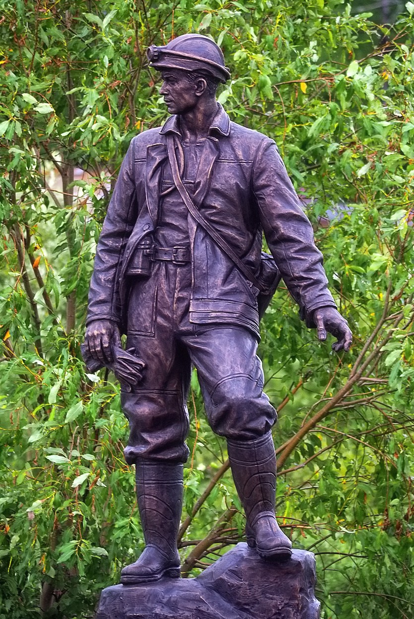 Скульптура «Горняк». Талнах.рф