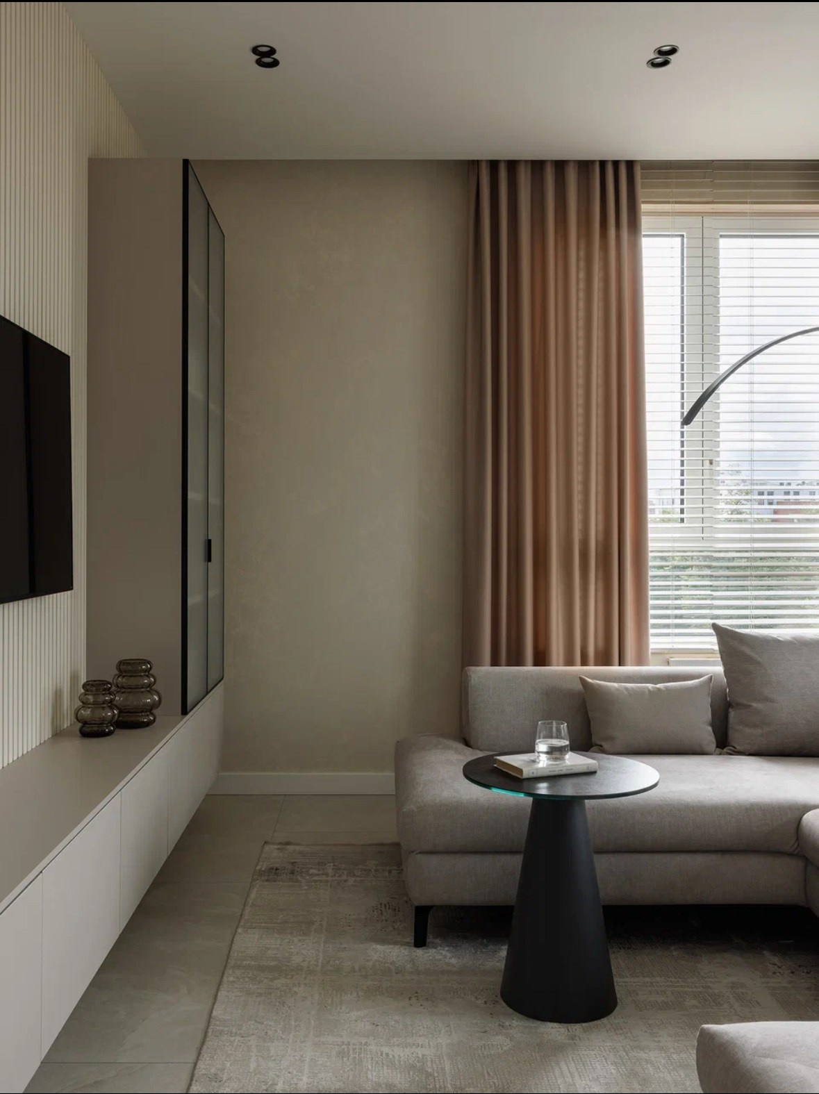 Квартира в нейтральных оттенках. Шторы на заказ в СПб. Выезд дизайнера, карнизы, жалюзи и рулонные шторы