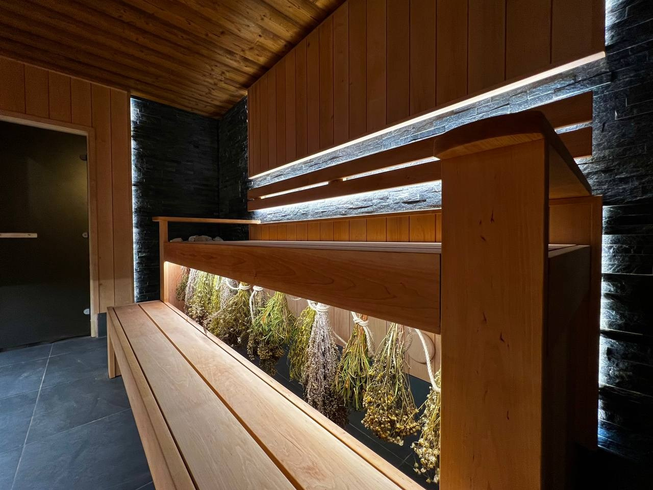 Просторная парная в Хюгге на озере. Создана для работы сразу двух, а то и трех пармастеров. Незабываемое парение обеспечено, проверяли лично. SaunaTopMasters