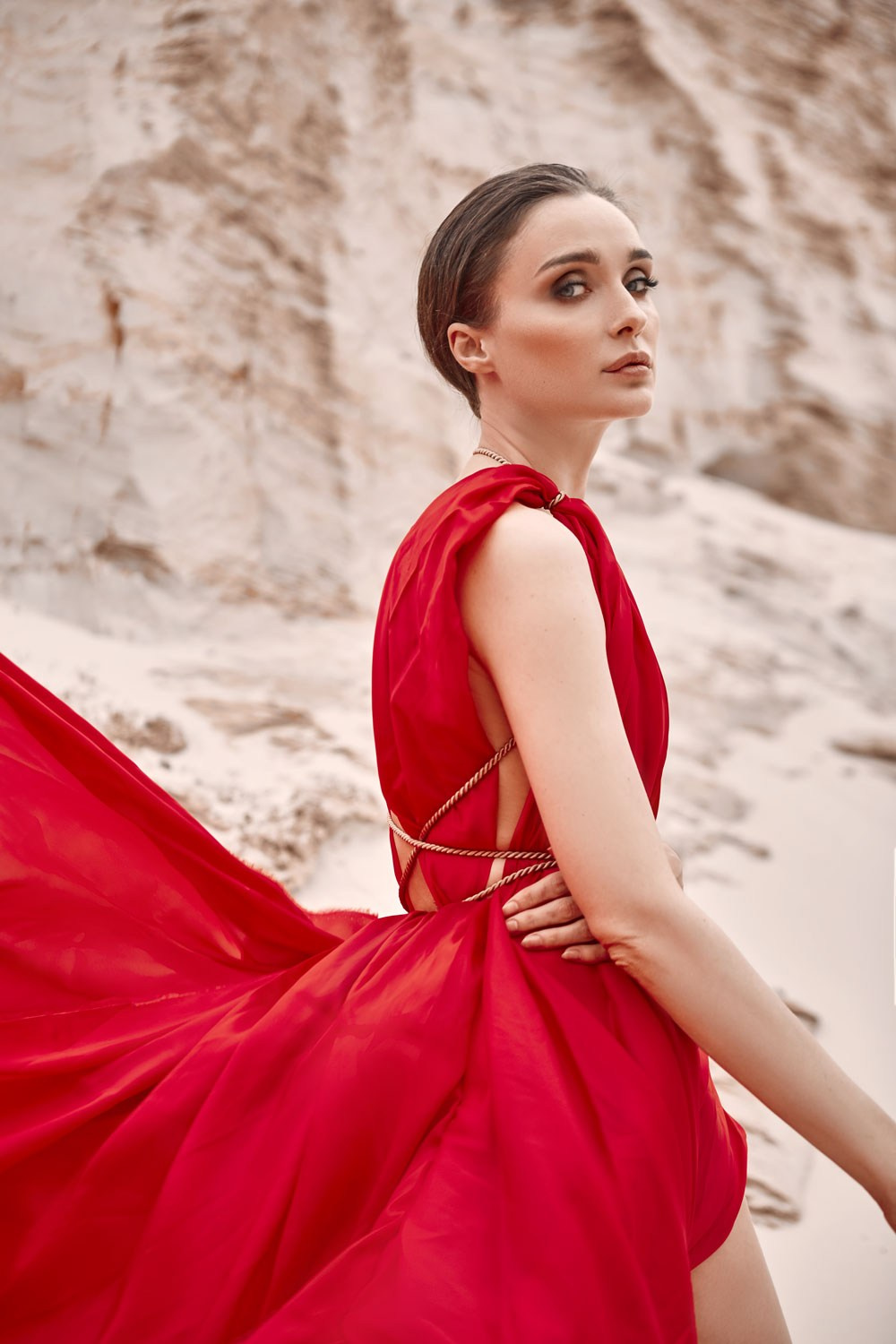Съемка в пустыне в красном платье. Главная