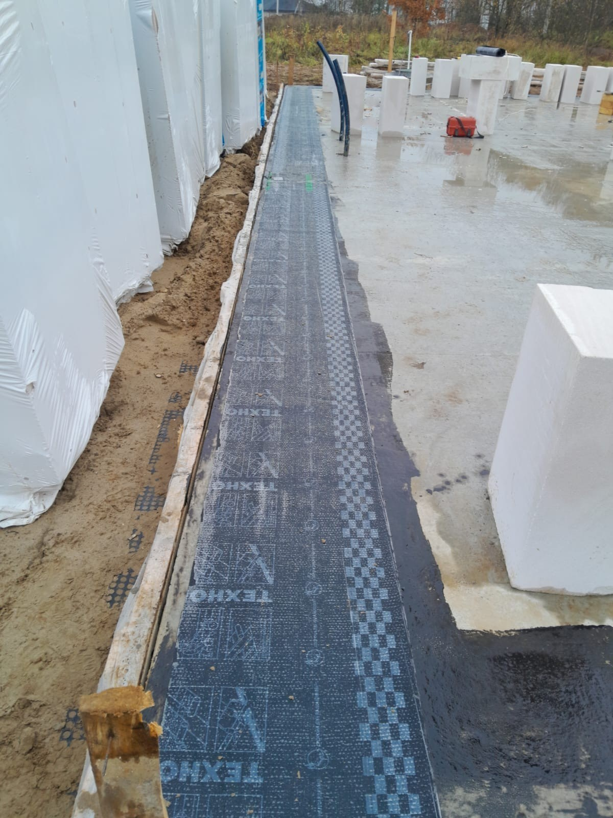 Начало формирования несущих конструкций здания.