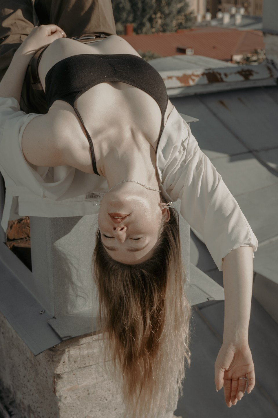 Снимок девушки лежащей на крыше в Питере 