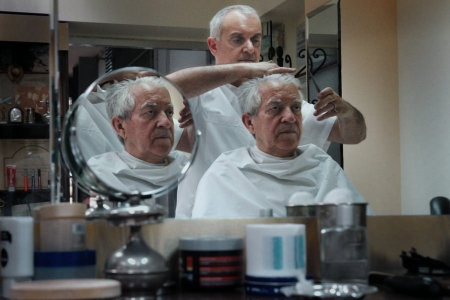 цветная уличная сцена Марии Спирополу с повседневной жизнью и фактурами города