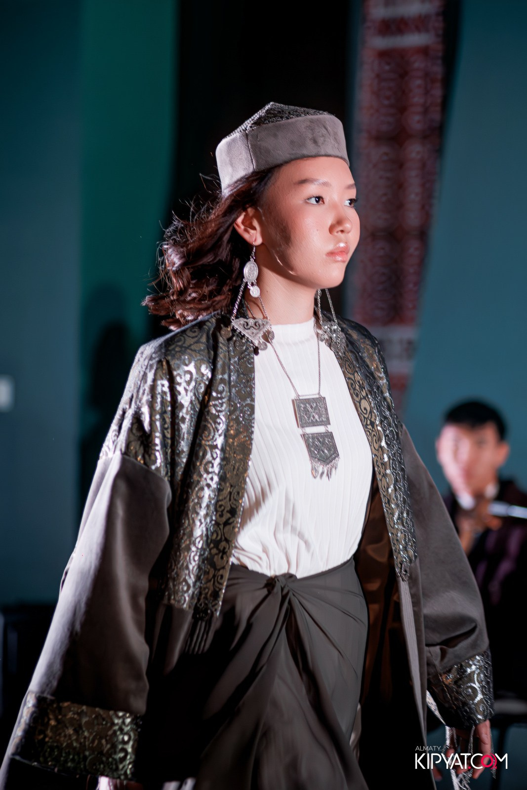 FASHION ПОКАЗ, КАЗАХСКОЙ НАЦИОНАЛЬНОЙ ОДЕЖДЫ. КИПЯТКОМ АЛМАТЫ!