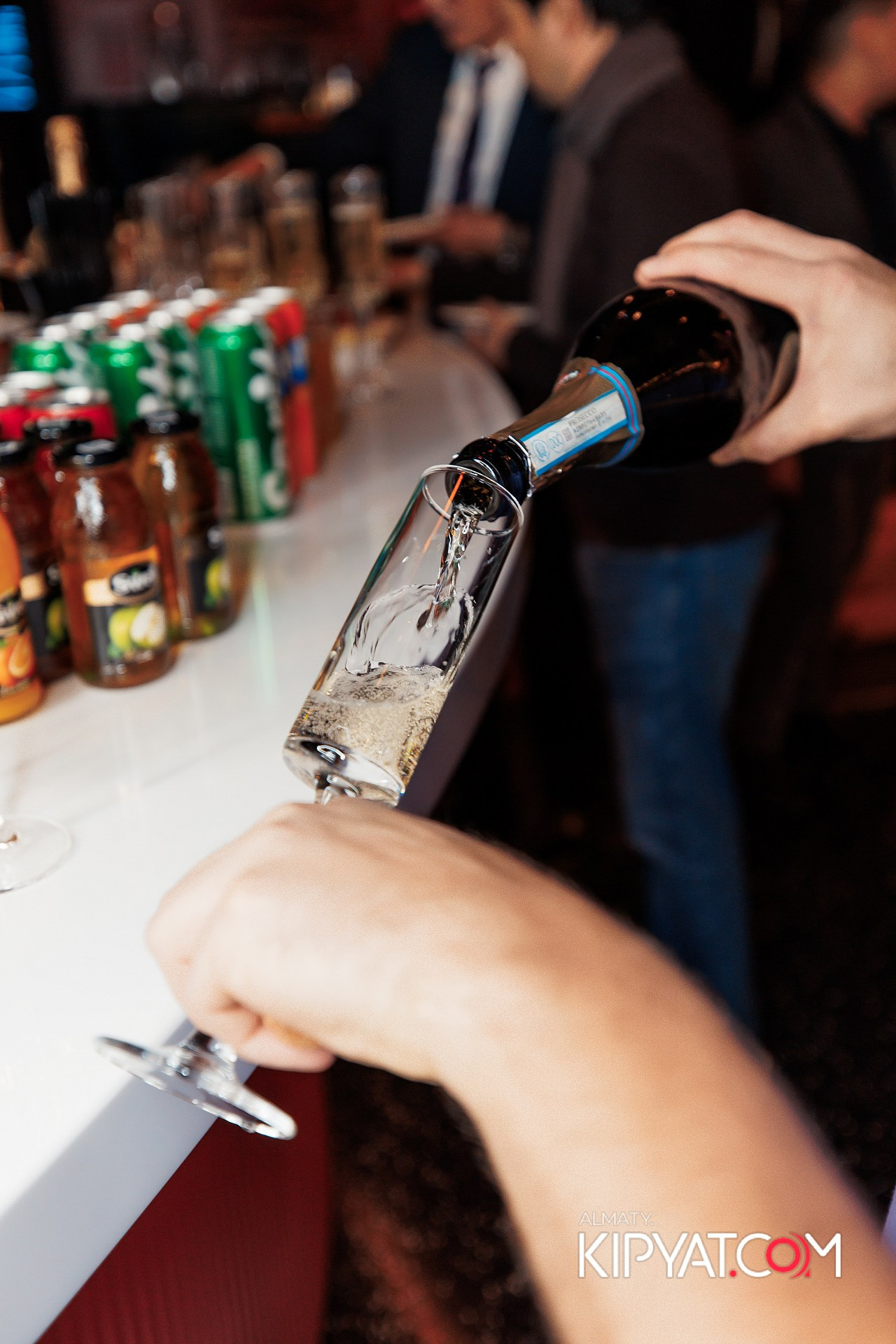 ПРЕЗЕНТАЦИЯ КНИГИ ВИКТОРА ЕЛИСЕЕВА. КИПЯТКОМ АЛМАТЫ!