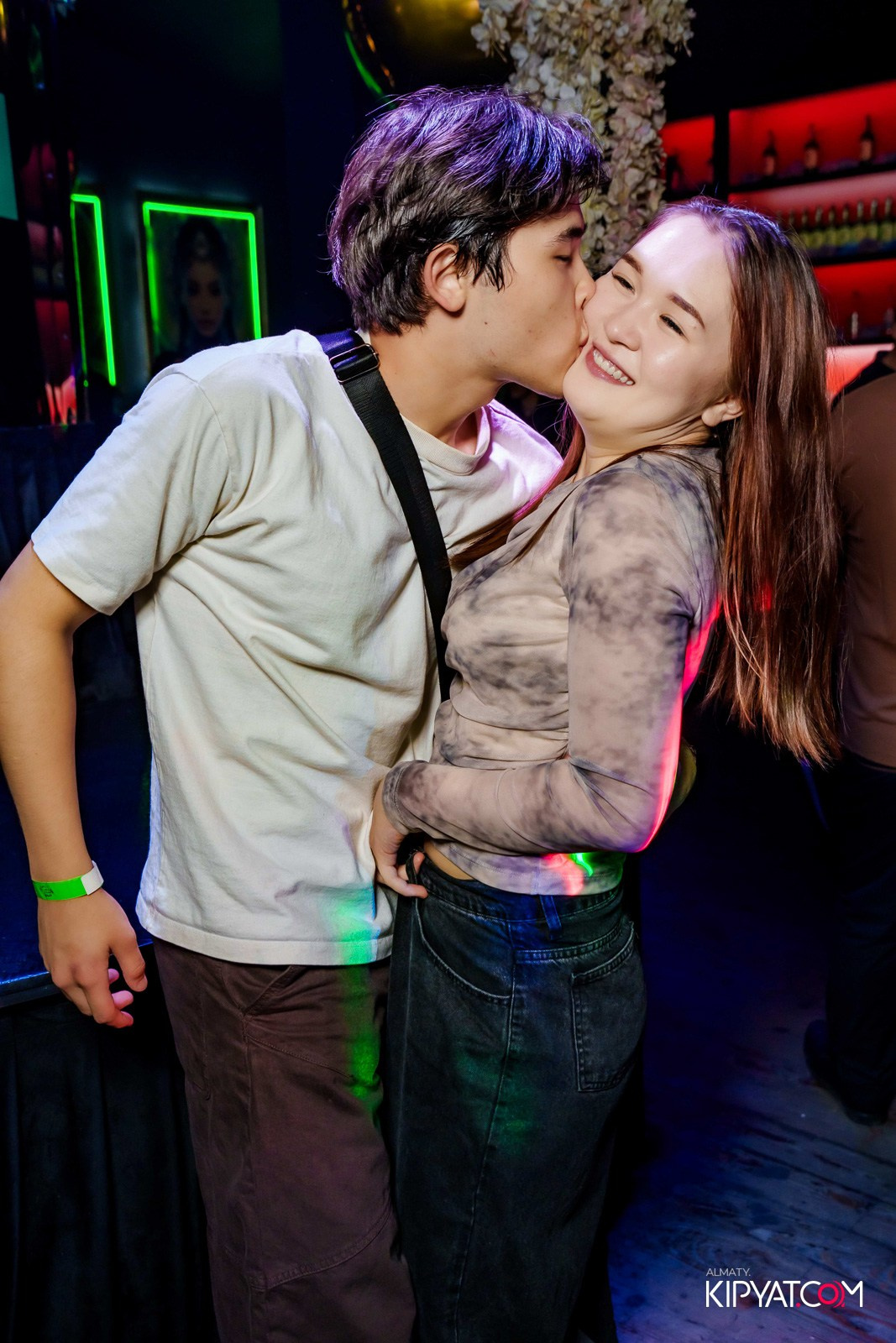 UYAT EMES BAR. КИПЯТКОМ АЛМАТЫ!