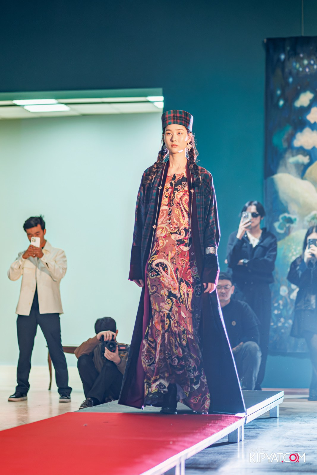 FASHION ПОКАЗ, КАЗАХСКОЙ НАЦИОНАЛЬНОЙ ОДЕЖДЫ. КИПЯТКОМ АЛМАТЫ!