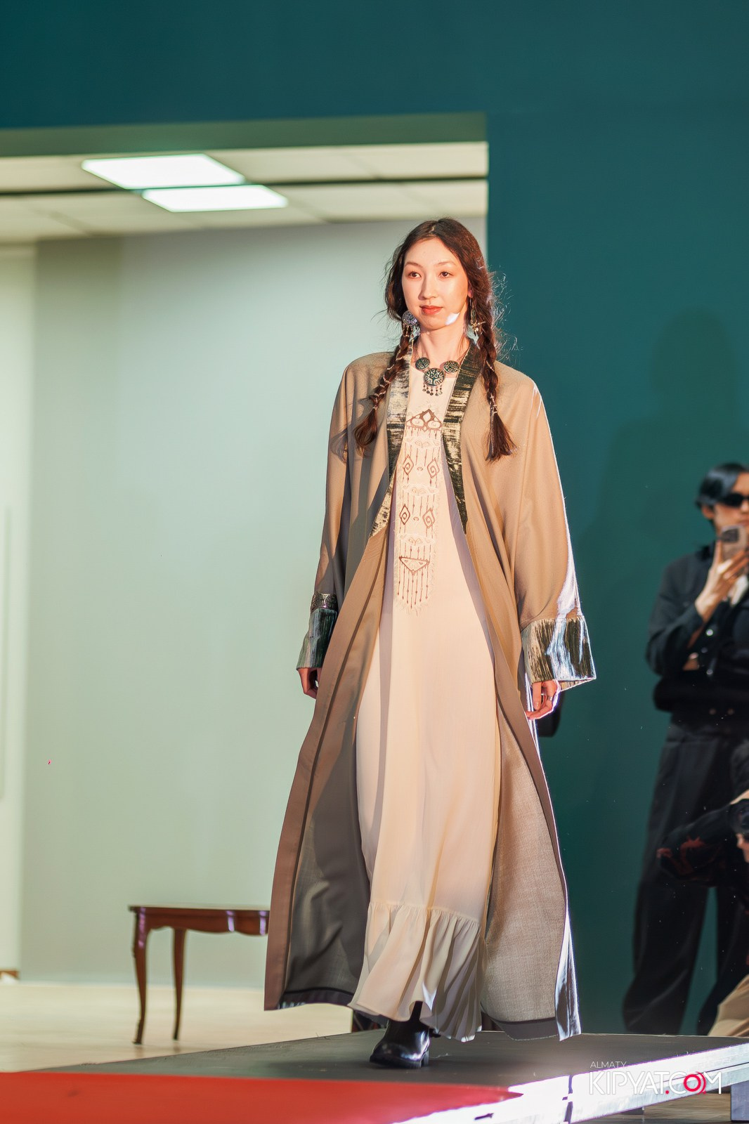 FASHION ПОКАЗ, КАЗАХСКОЙ НАЦИОНАЛЬНОЙ ОДЕЖДЫ. КИПЯТКОМ АЛМАТЫ!