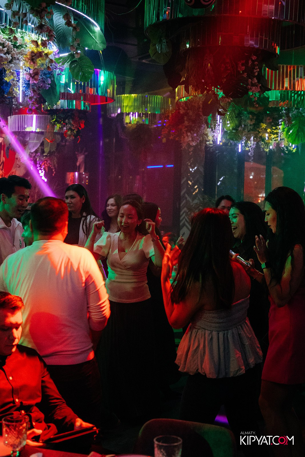 FRIENDS BAR & TERRACE. КИПЯТКОМ АЛМАТЫ!