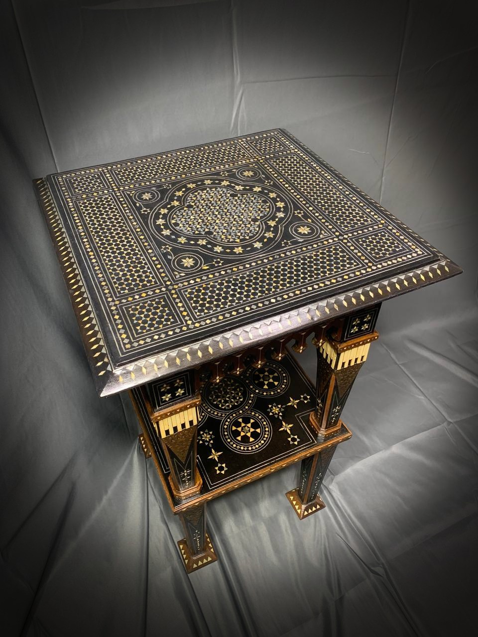 Антикварный чайный столик