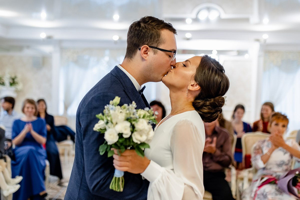 Жених и невеста. Роспись в ЗАГСе Петергофа.