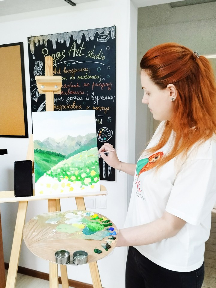 ведущий художник ведет мастер-класс по живописи 