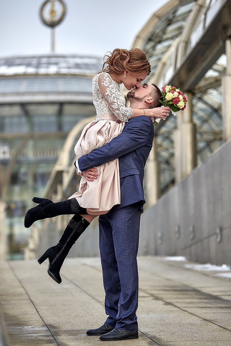 Съемка свадебной фотопрогулки в красивых локациях Дом музыки Набережная Москва реки