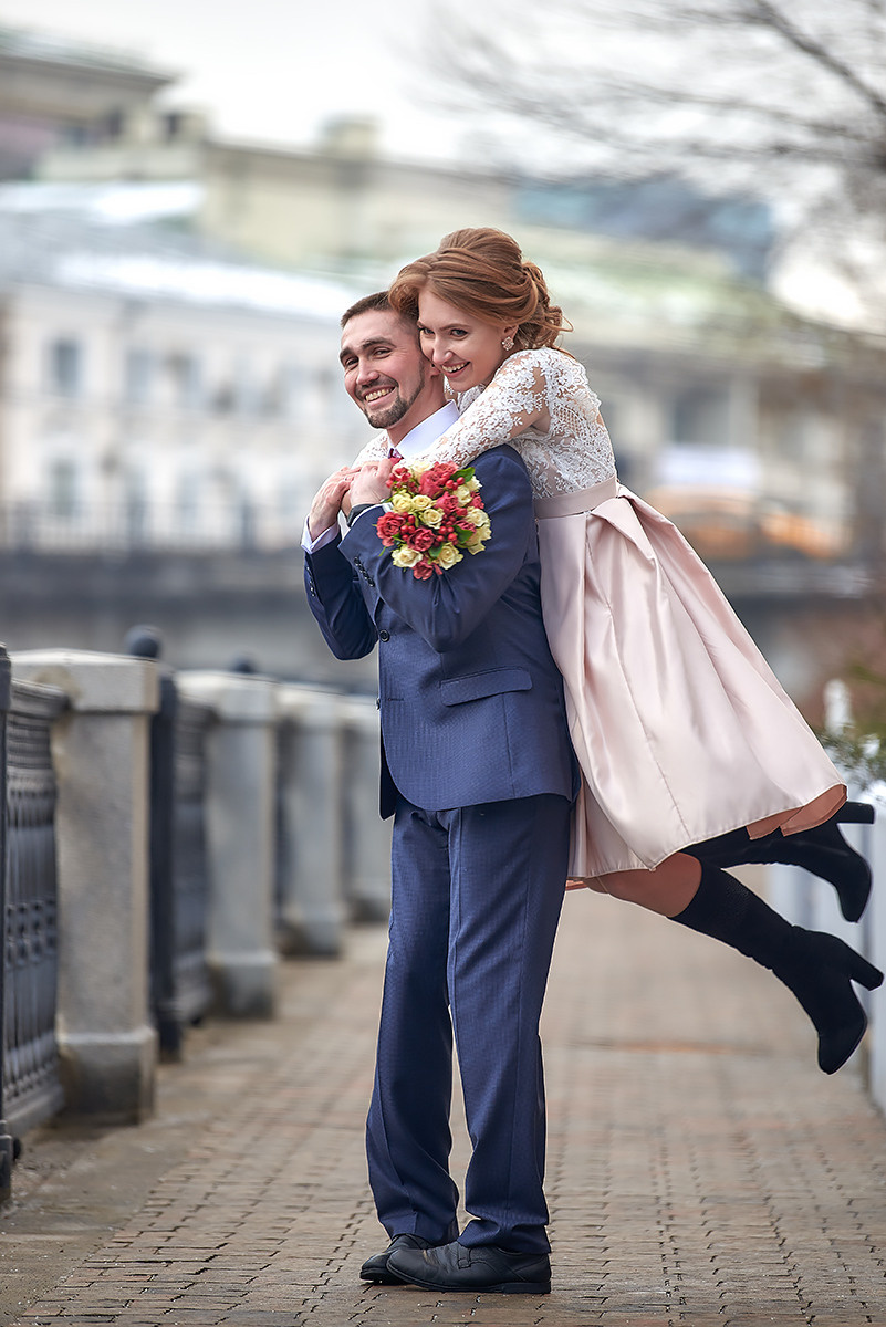 Прогулка молодоженов по набережной Москва-реки фо время свадебной фотосессии Профессиональный фотограф Виталий Мишутин